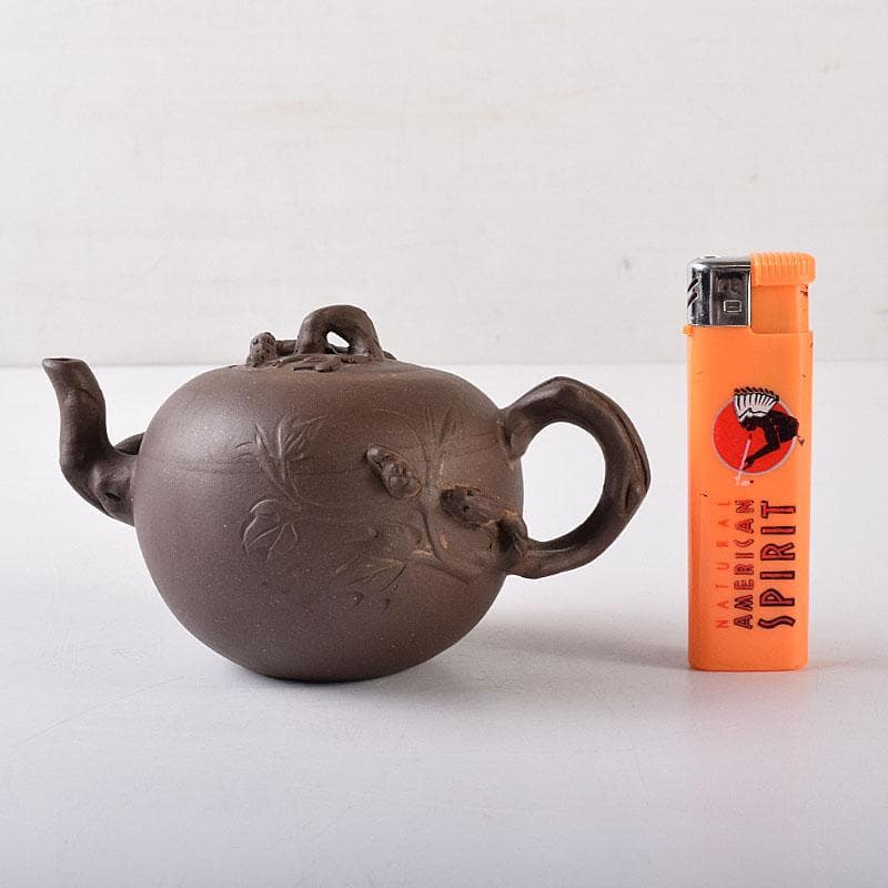 中国　紫砂　朱泥　栗鼠葡萄文　急須　茶壷　在銘　N　8162