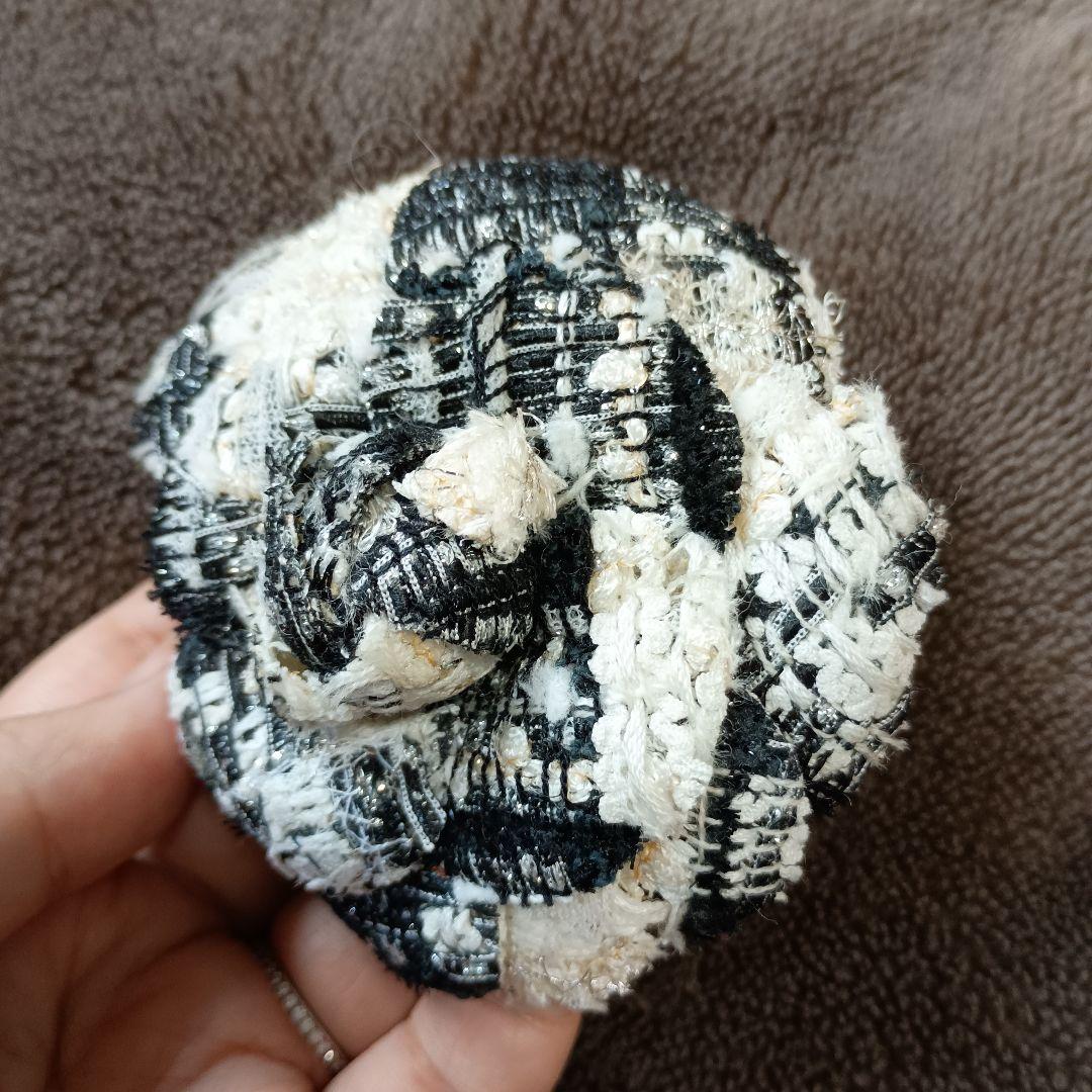 シャネル　CHANEL カメリア　コサージュ　ツイード　白✕黒✕シルバー