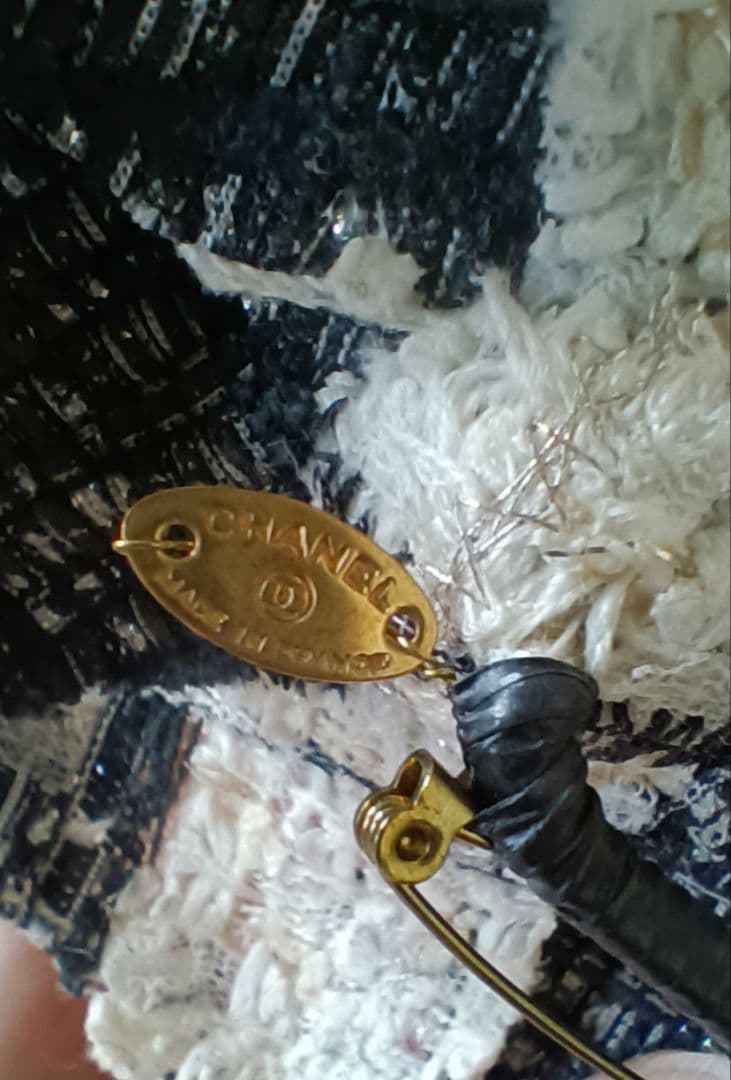 シャネル　CHANEL カメリア　コサージュ　ツイード　白✕黒✕シルバー