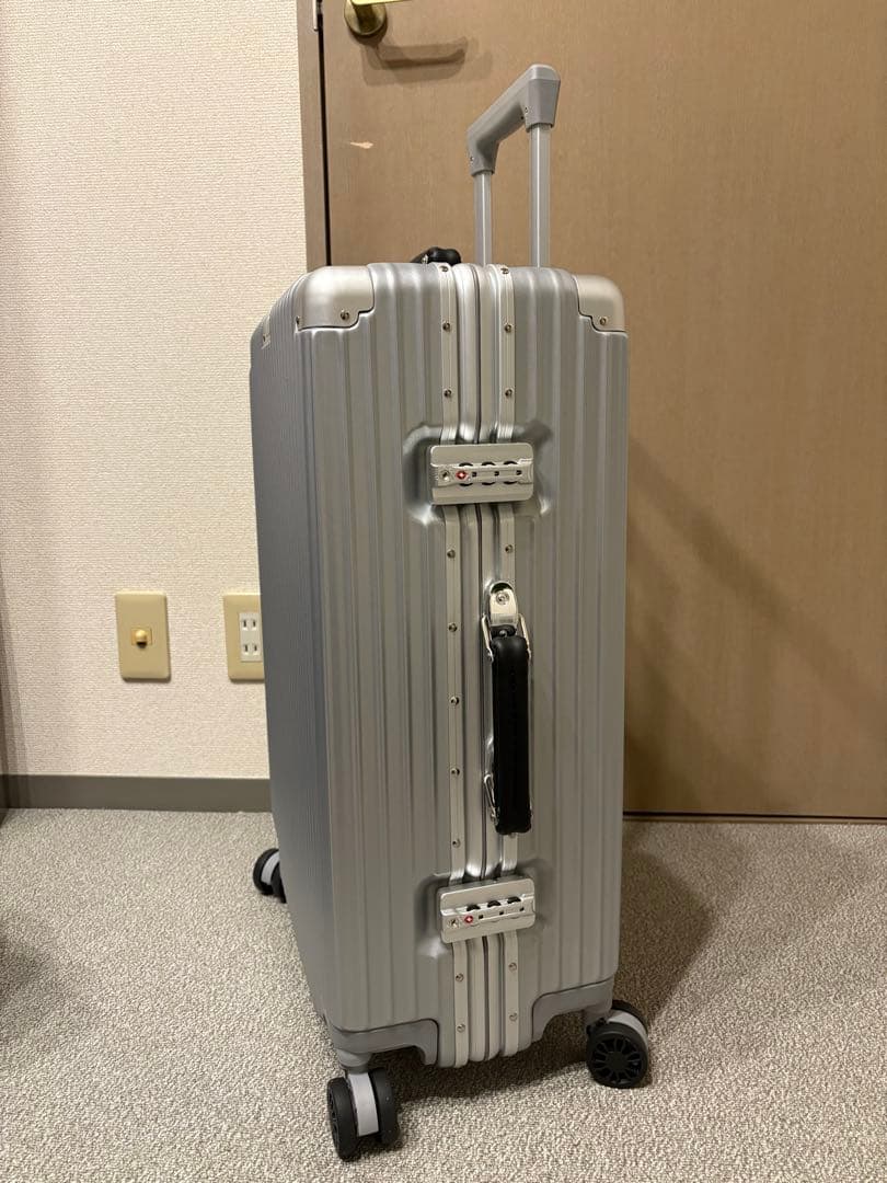 値下げ【新品】シルバーキャリーケース（Mサイズ）