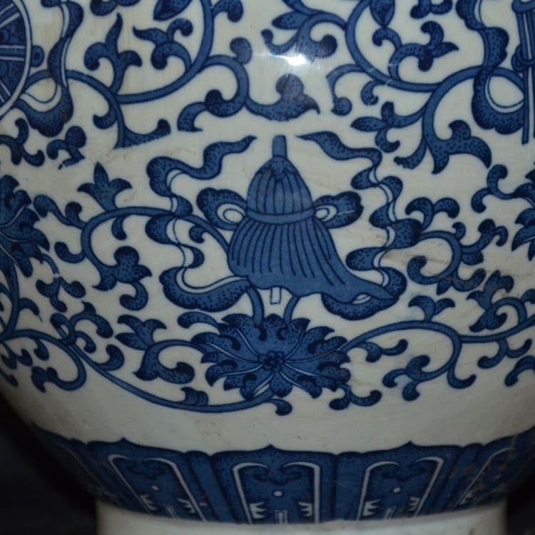 青花八宝纏枝蓮賞瓶  景徳鎮 陶磁器 装飾品 工芸品 美術品 置物