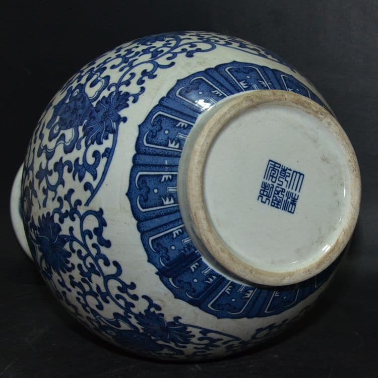 青花八宝纏枝蓮賞瓶  景徳鎮 陶磁器 装飾品 工芸品 美術品 置物