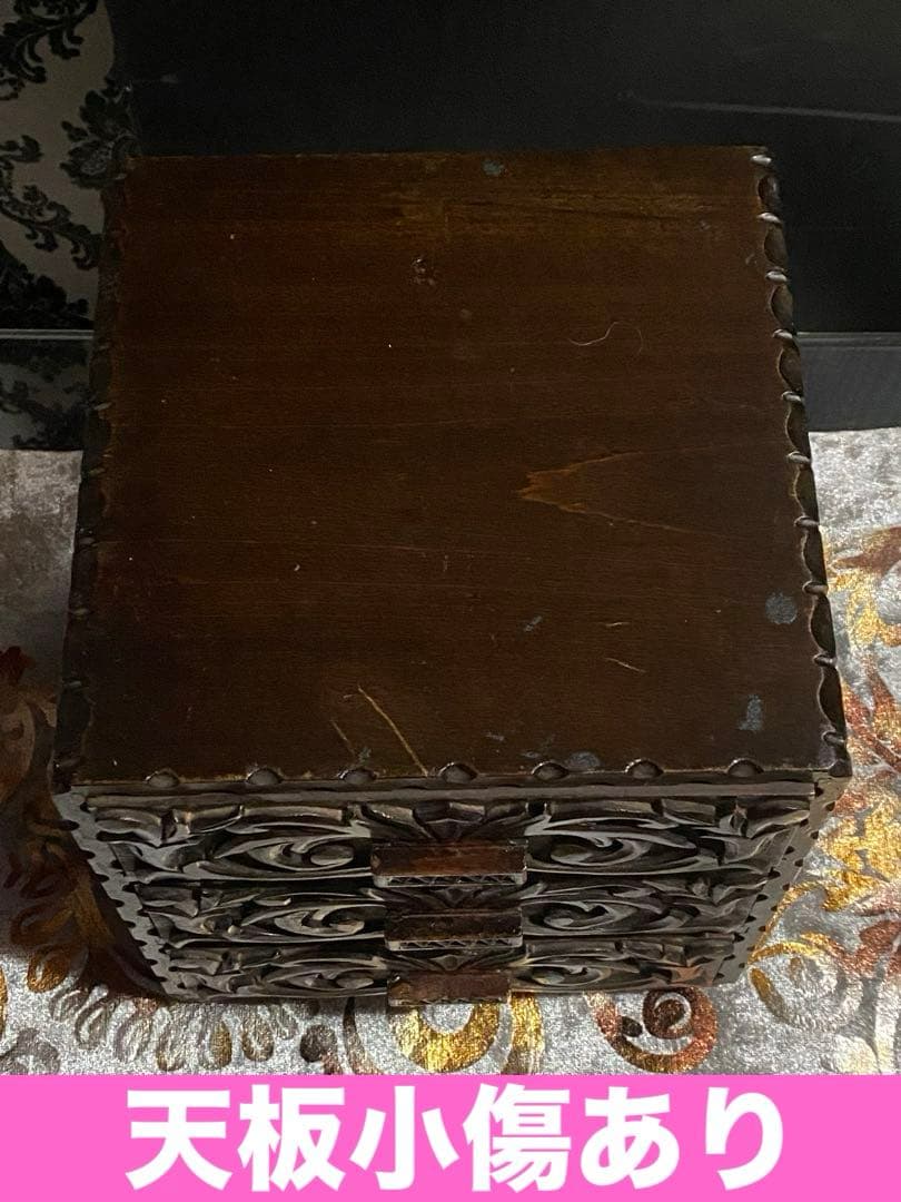 繊細な3面 彫刻♦️百合紋章♦️高級 アンティーク コンパクトチェスト♦️送料込