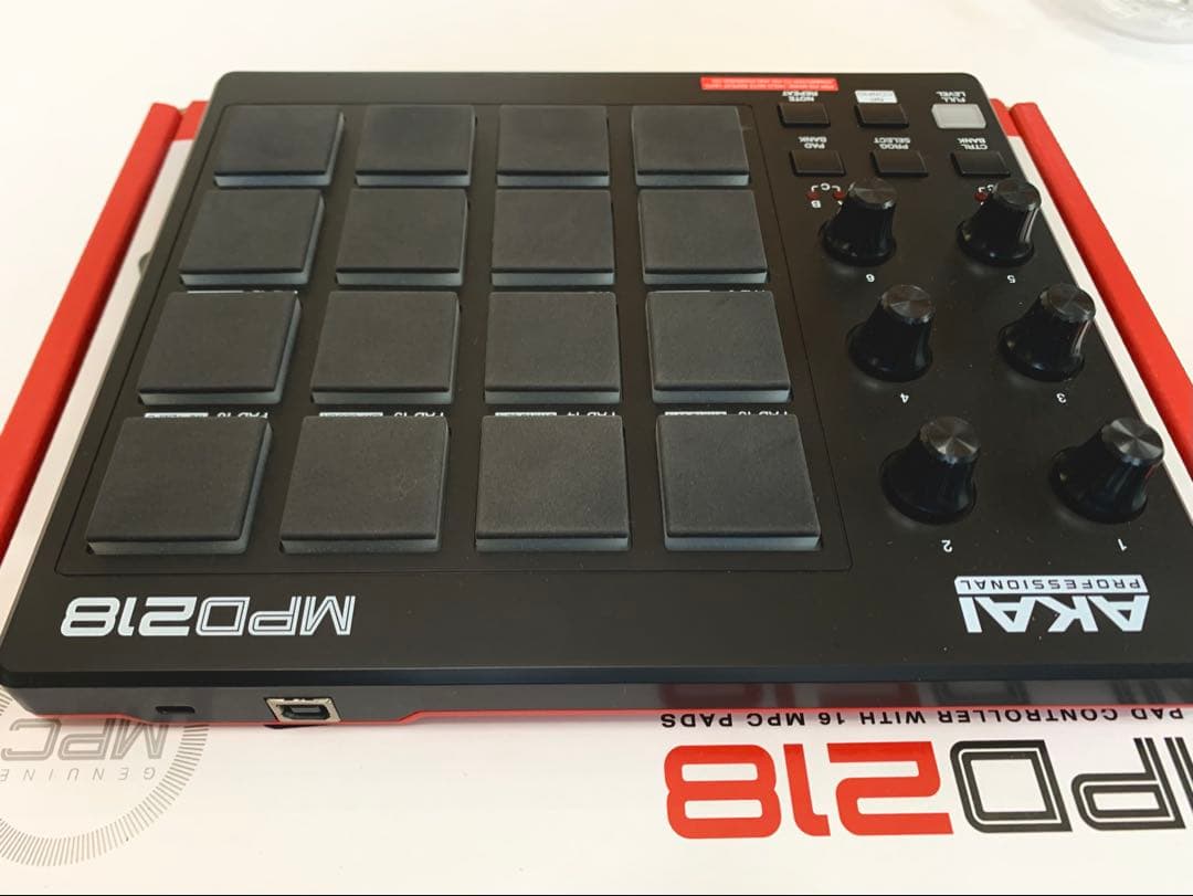 AKAI MPD218 MIDIパッドコントローラー
