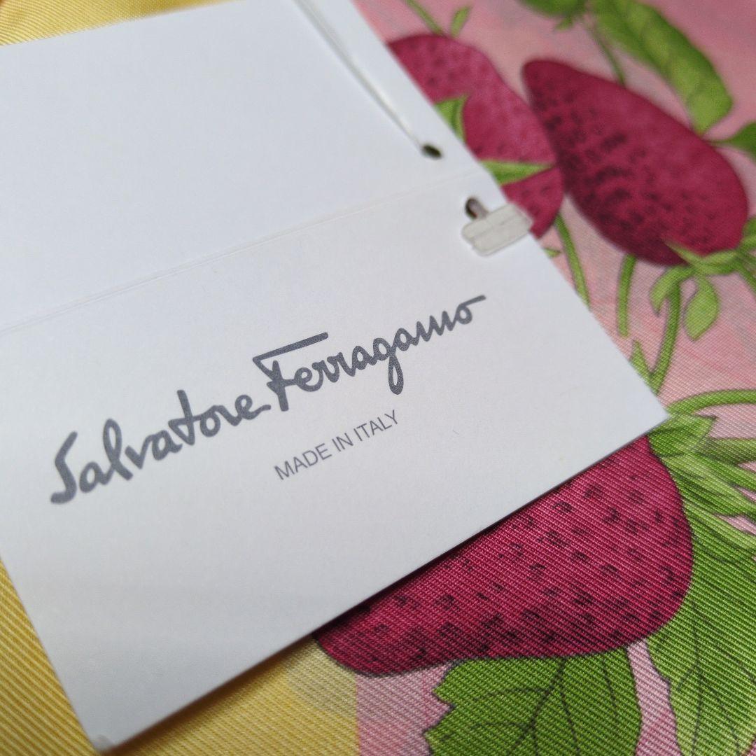 Salvatore Ferragamo シルクスカーフ　花柄　新品未使用
