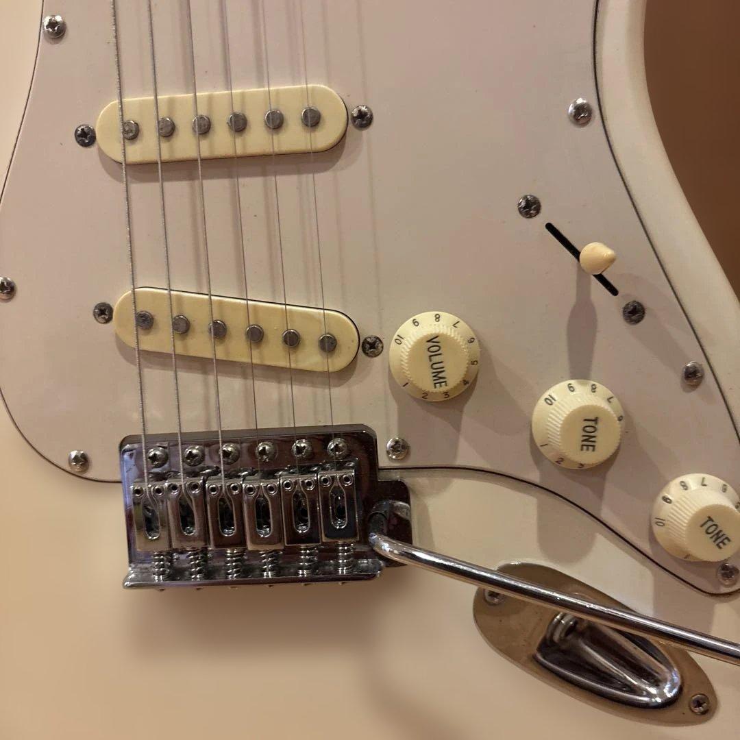 【Yummy】Legend ストラトタイプ トレモロアーム付 新品弦張替済