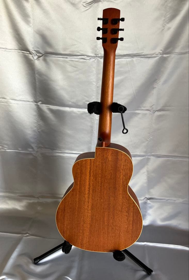 ミニギター　アヌエヌエM2 ハーモニカホルダー付けます。