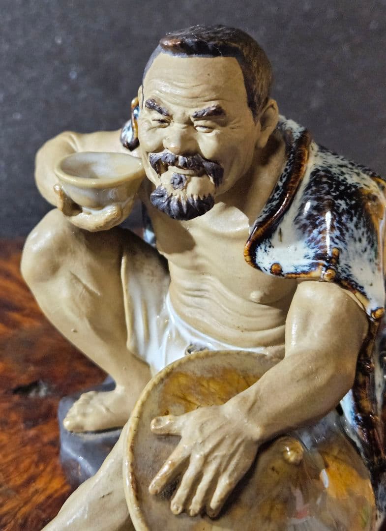【名品❗】【上作品❗】 酒を呑む男の人形　陶器製　羽織りが海鼠釉　窯元産地不詳