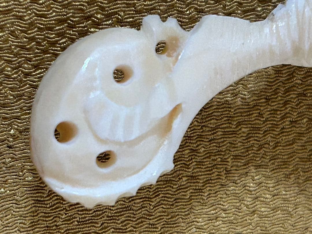 マンモスの牙や天然素材から彫られた、龍や鳳凰の精巧な透かし彫りが施された彫刻品