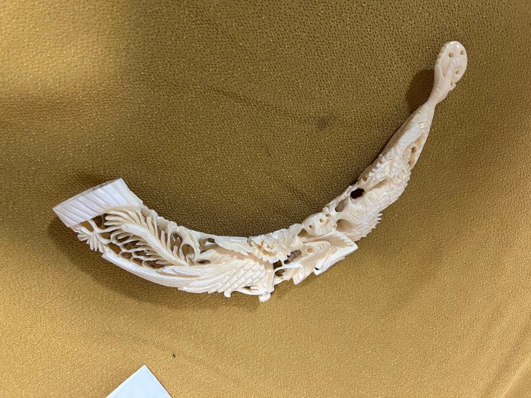 マンモスの牙や天然素材から彫られた、龍や鳳凰の精巧な透かし彫りが施された彫刻品