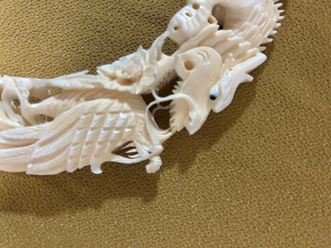 マンモスの牙や天然素材から彫られた、龍や鳳凰の精巧な透かし彫りが施された彫刻品