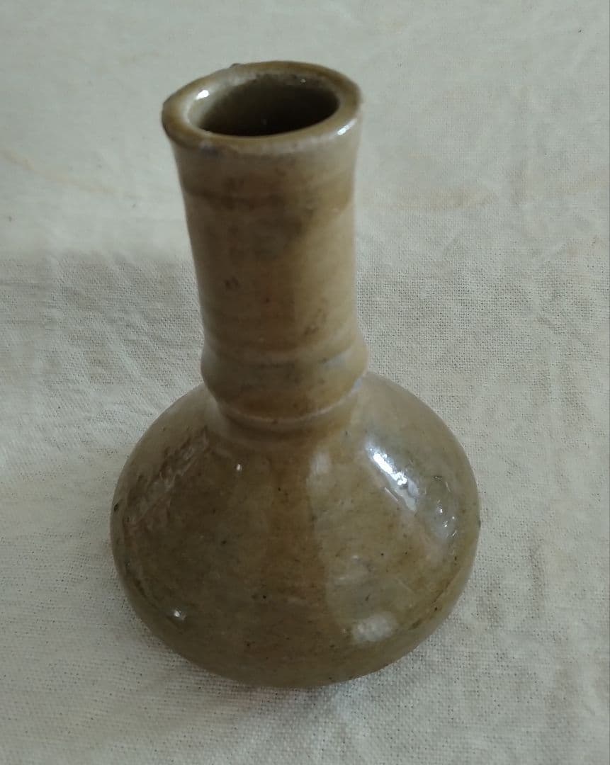 山野草が似合う逸品、信楽焼の風情ある花生（はないけ）