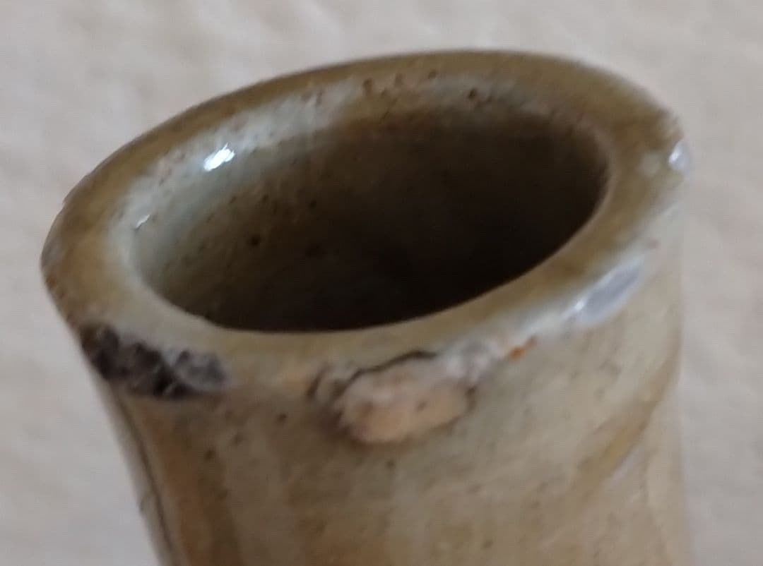 山野草が似合う逸品、信楽焼の風情ある花生（はないけ）