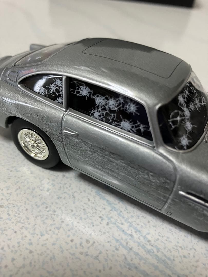 ジェームズボンド　アストンマーティン　DB5　モデルカー 　1/36