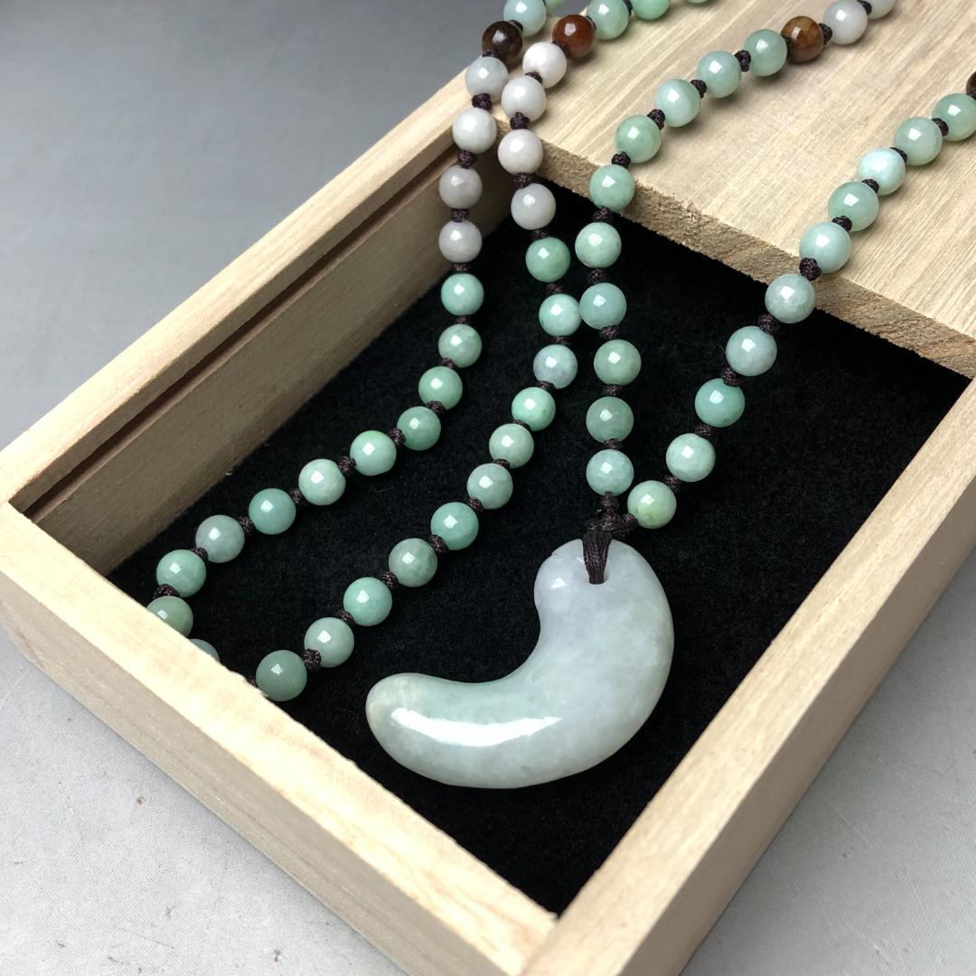 勾玉 翡翠　ヒスイ　糸魚川　翡翠　ペンダント　共箱