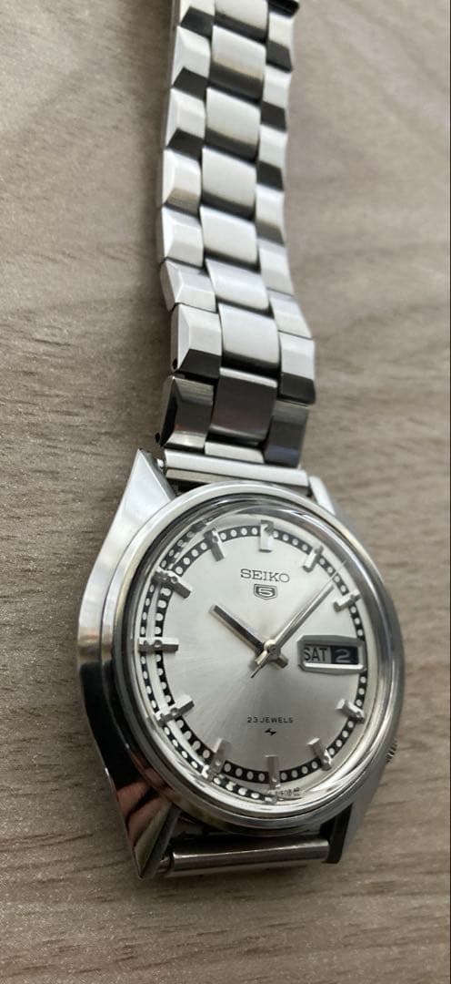 セイコー5 23石変わり文字盤　特徴的なラグ形状