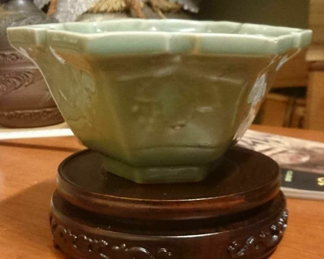 【三田青磁】陽刻葡萄紋六角鉢