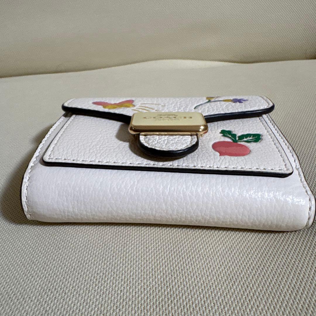 さとる様！専用商品！！COACH 花と蝶のプリント 二つ折り財布