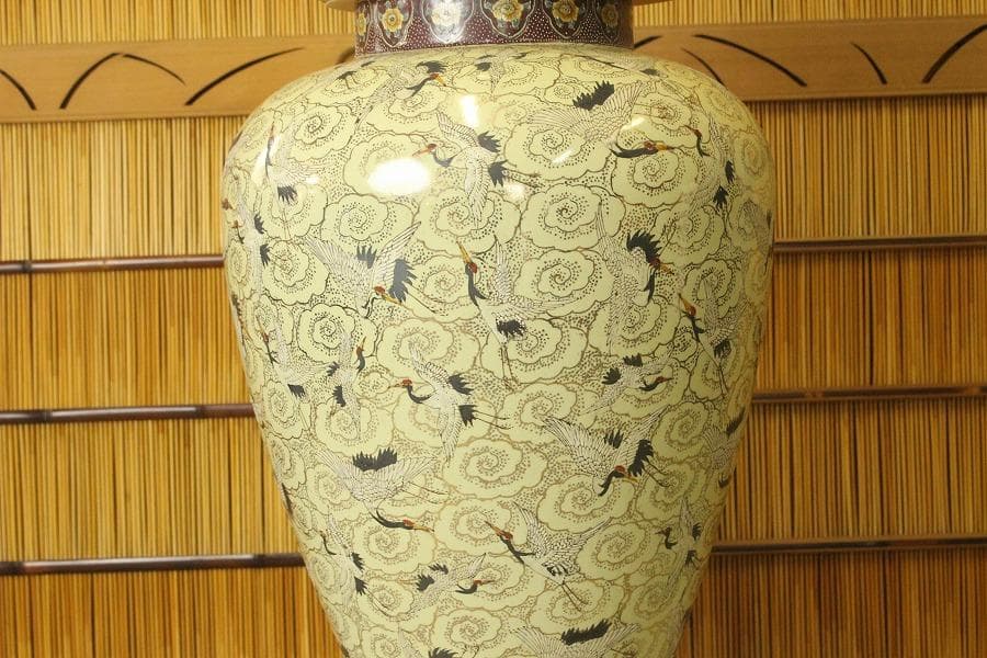 薩摩 金彩色絵 群鶴飛紋 細密画 沈香壷 高125cm 美品(A596)