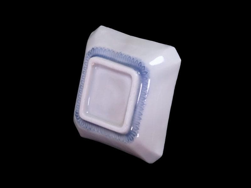 瀬戸　伊万里　染付　陽刻　波に花の図　四方角豆皿　E668AS-CUp