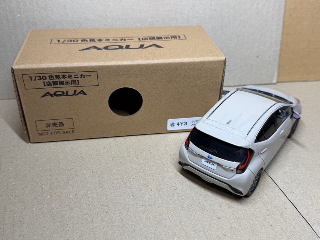 トヨタ アクア クリアベージュメタリック 色見本ミニカー カラーサンプル　1台