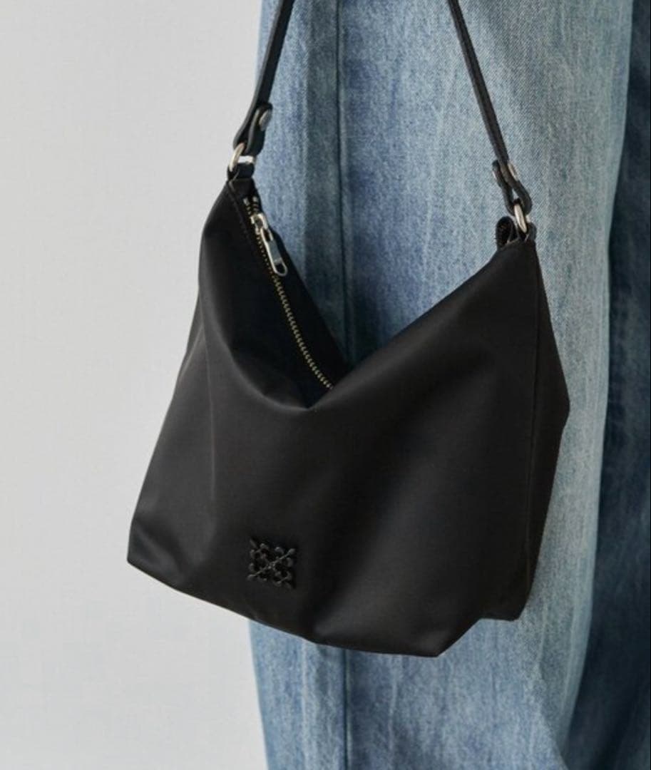 ほぼ未使用ラシット今期クラウズナイロンシンプルショルダー2wayアレンジベルト