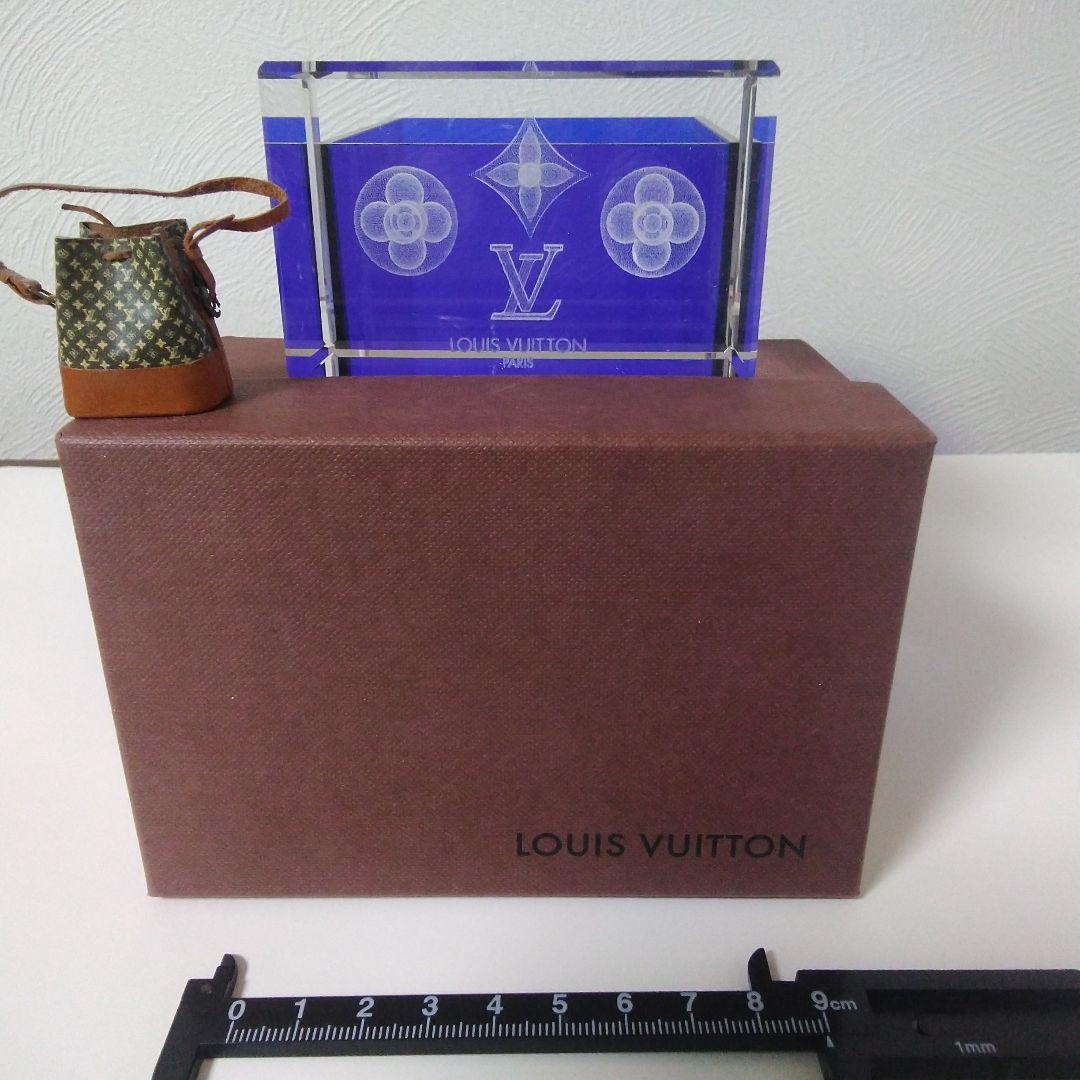 ルイヴィトンの クリスタルガラス ノベルティと ミニチュアのヴィトン バッグ