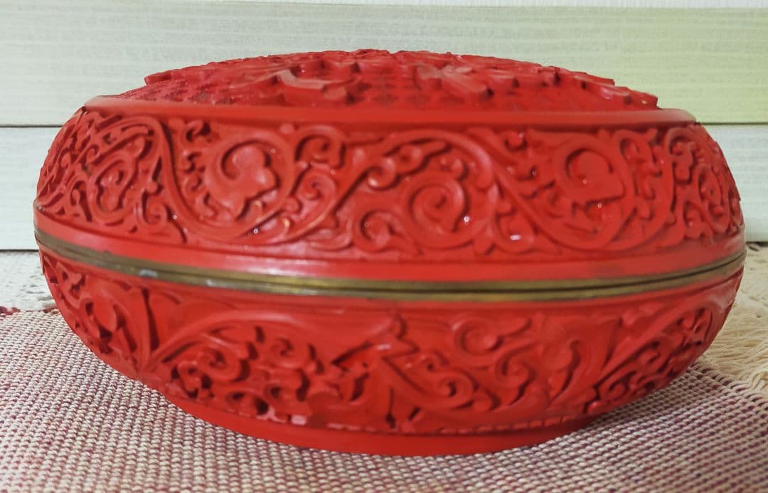 中国伝統美術工芸品　堆朱彫刻　円型蓋物　　茶道具入れ　アンティーク
