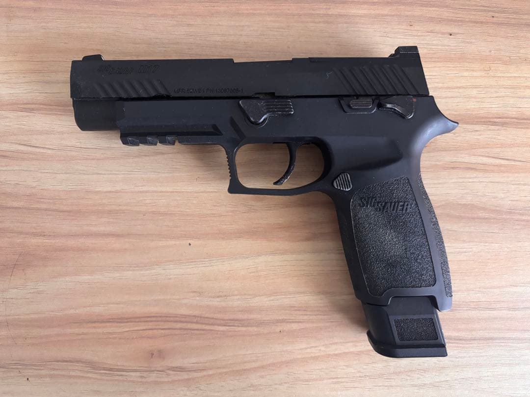 Laylax正規品 SIG PROFORCE M17 CO2ブローバックピストル