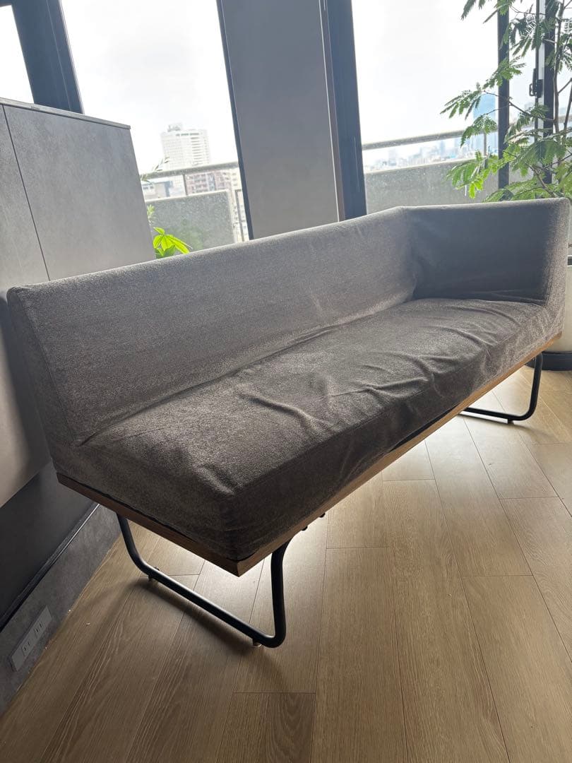 木製ダイニングテーブルとソファセット