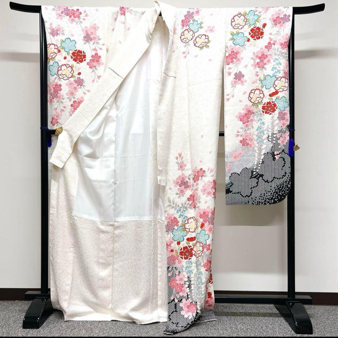 桜花模様の振袖　着物　晴れの日　成人式　卒業式