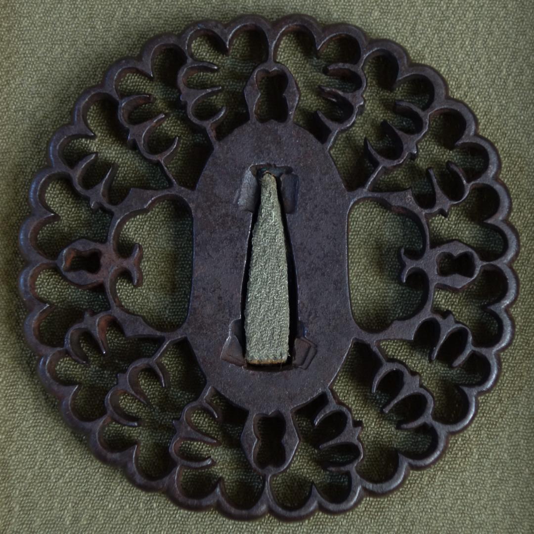 【 抱茗荷雁金透鍔 】鍔 鐔 鉄地 刀装具 日本刀 武具 骨董 アンティーク