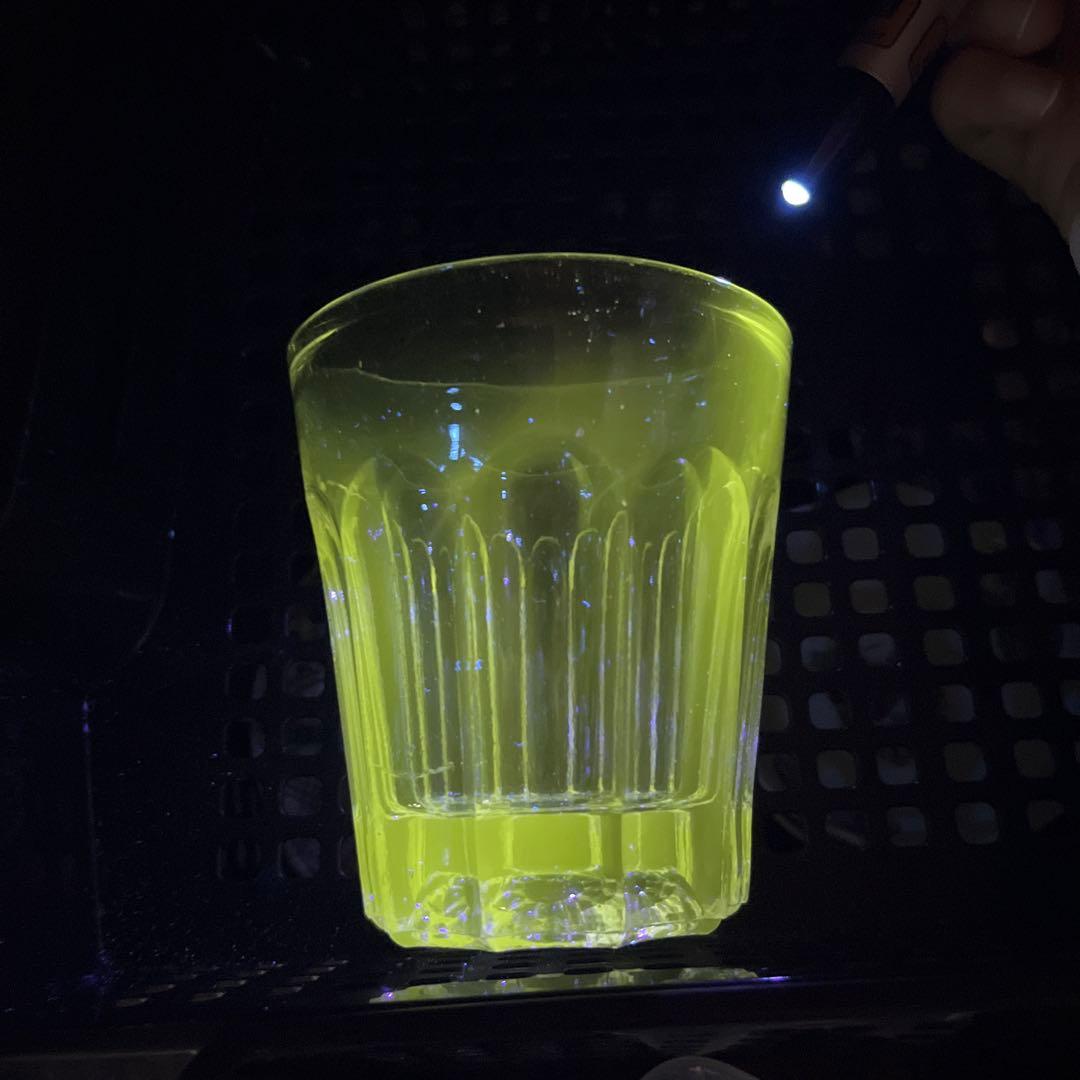 骨董　時代ガラス　ゆらゆら　気泡入り　希少銀色　水飲みコップ　剣先コップ　ウラン