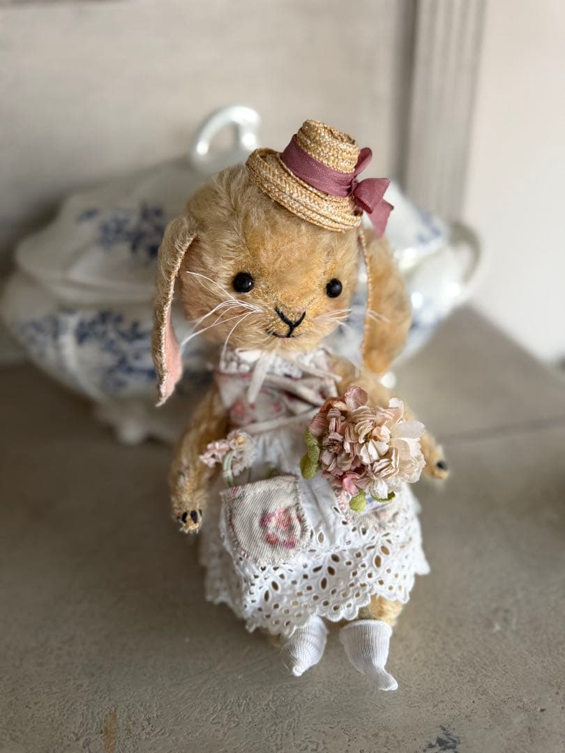 ハンドメイドベア作家さんのアンティークのドレスを着た垂れ耳うさぎのぬいぐるみ