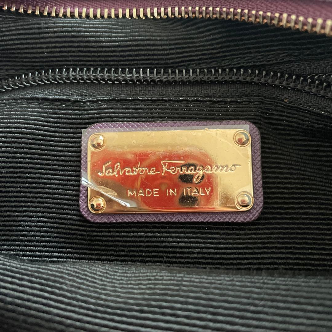 Salvatore Ferragamo ショルダーバッグ　フェラガモ