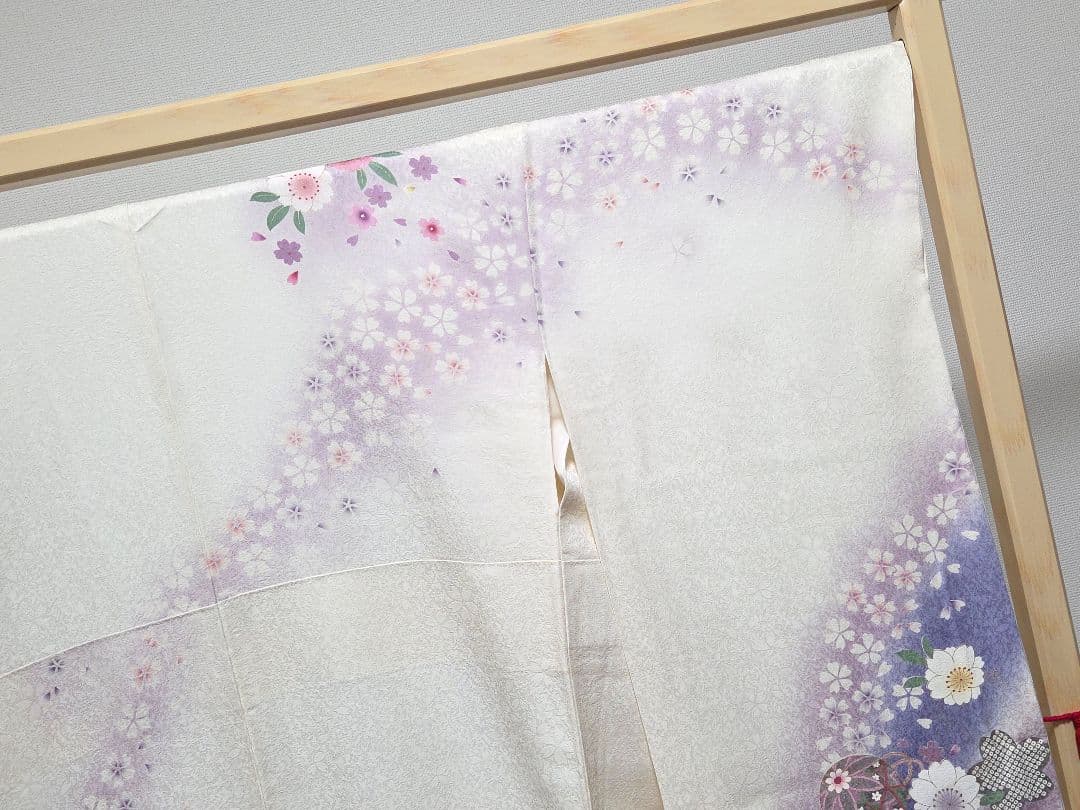 B5◆着物くつろぎ かわいい花模様 金駒刺繍 金彩 白 袷 正絹 成人式 振袖