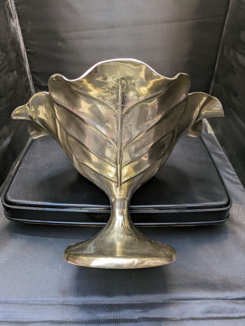 ☆b191、真鍮製のキャベツの葉の台座　花のコンポート