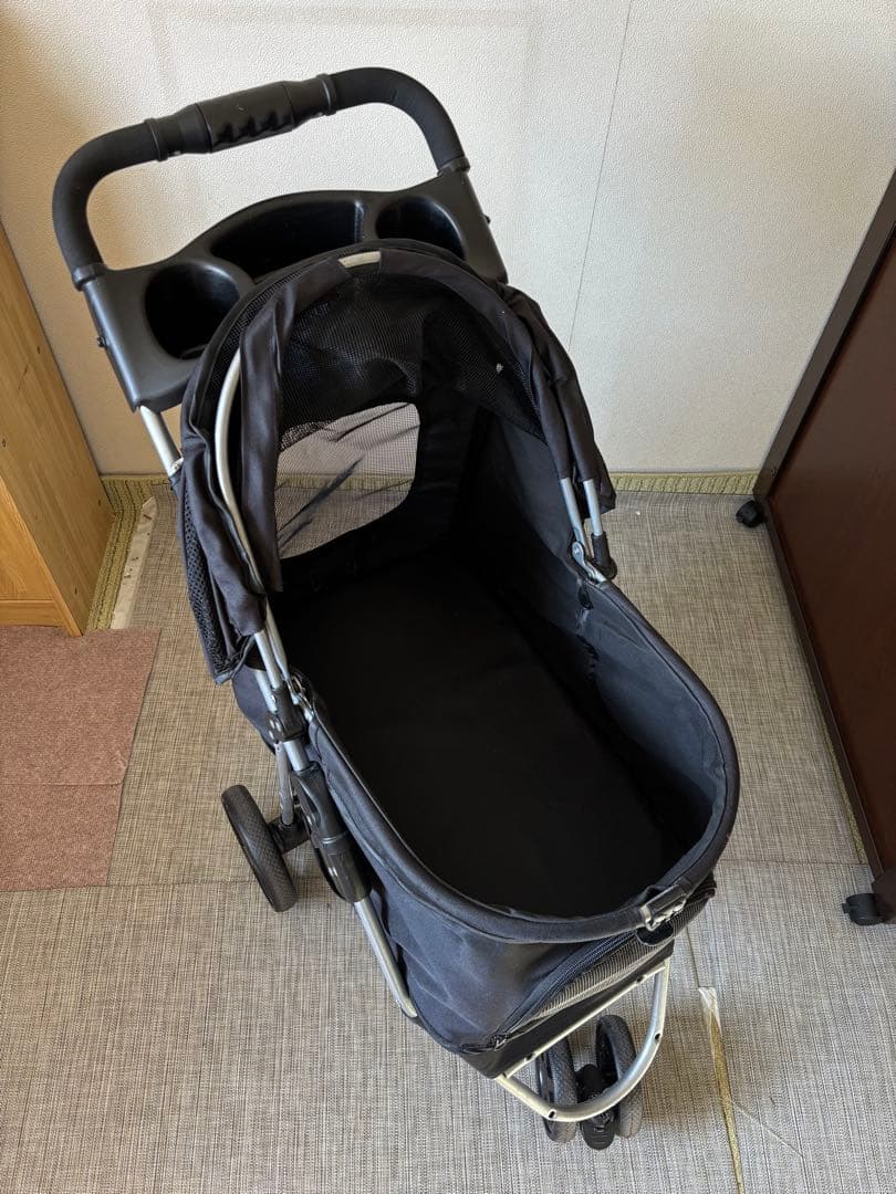 黒の折りたたみ式ベペットカート ベア柄クッション付き