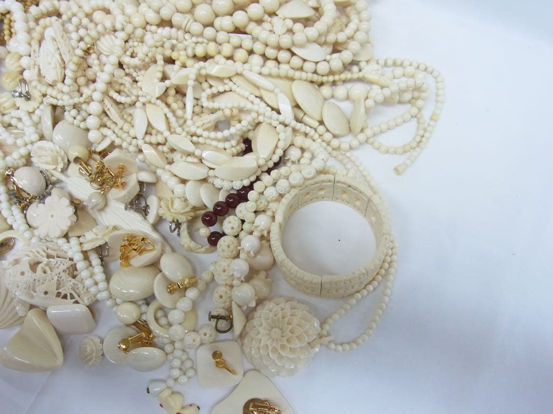 **様 ビンテージ　クリーム色系　アクセサリー　いろいろ　1000g