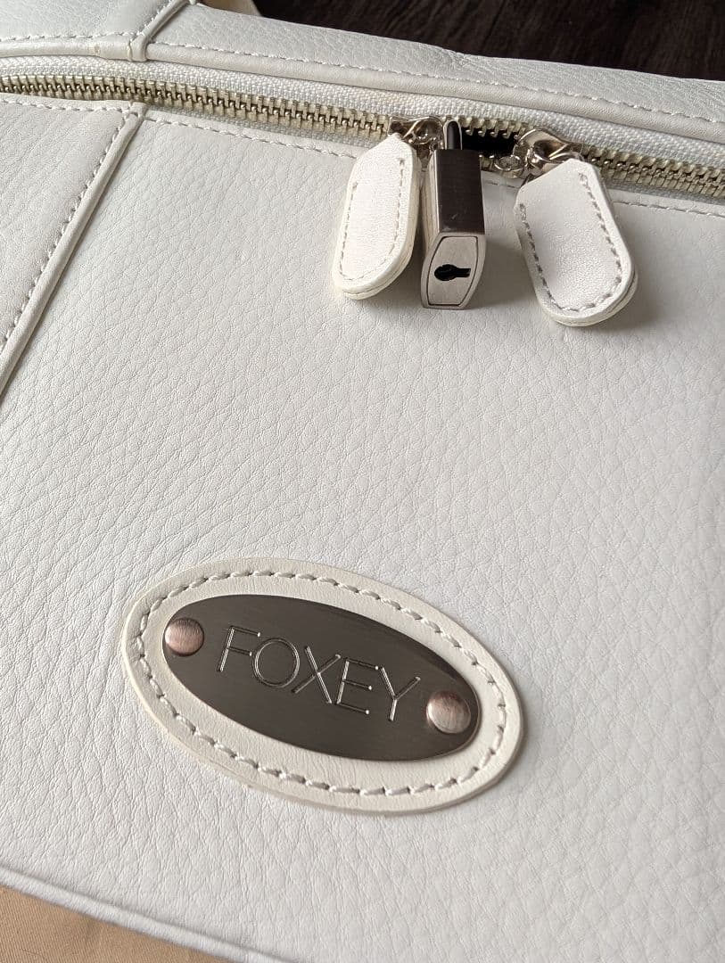 FOXY ホワイトレザー バニティケース