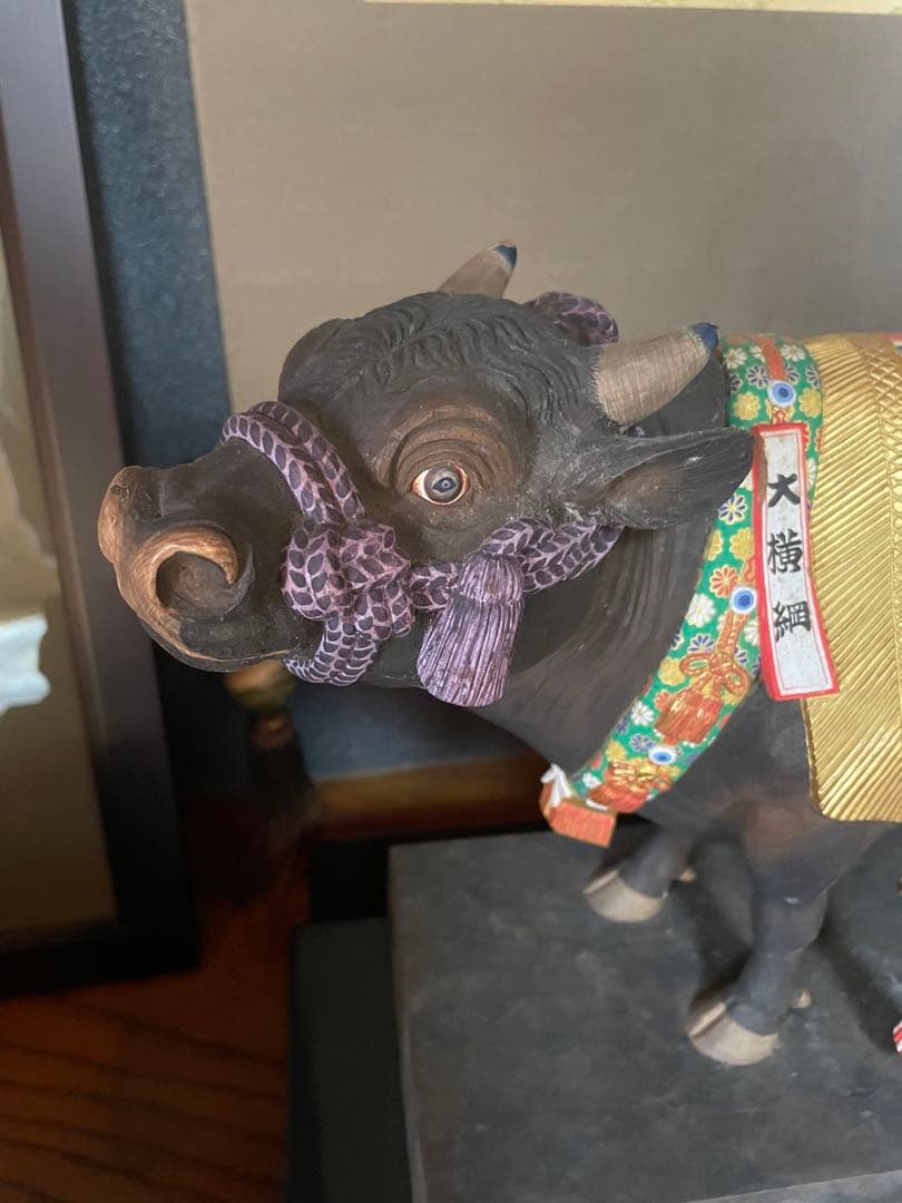 大型作品【平野富山(敬吉)】極彩色金彩木彫彫刻『横綱牛 土俵入』