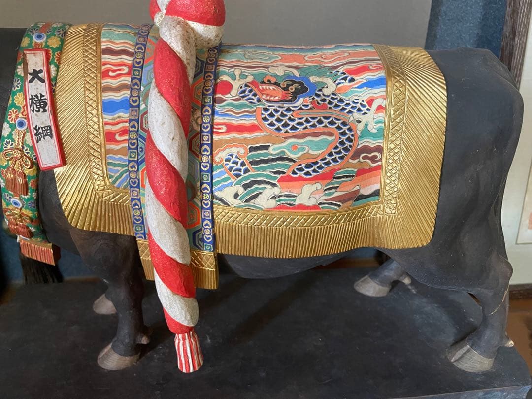 大型作品【平野富山(敬吉)】極彩色金彩木彫彫刻『横綱牛 土俵入』
