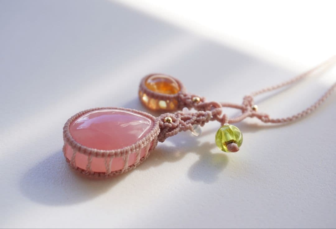 ディープローズクォーツ　シトリン　ペリドット　揺れる　マクラメ　ネックレス