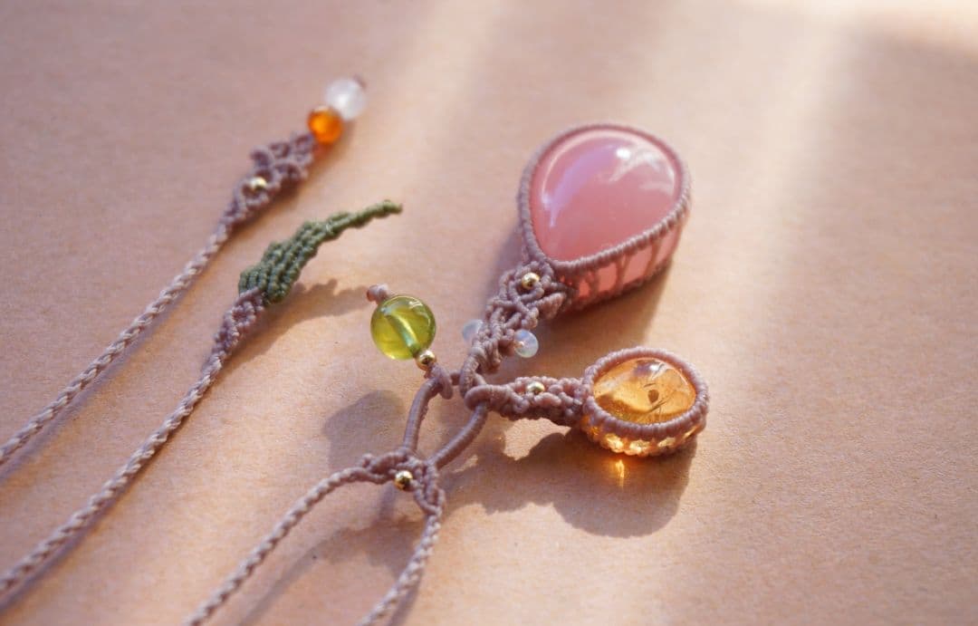 ディープローズクォーツ　シトリン　ペリドット　揺れる　マクラメ　ネックレス