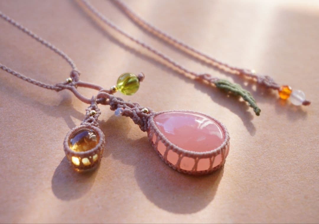 ディープローズクォーツ　シトリン　ペリドット　揺れる　マクラメ　ネックレス