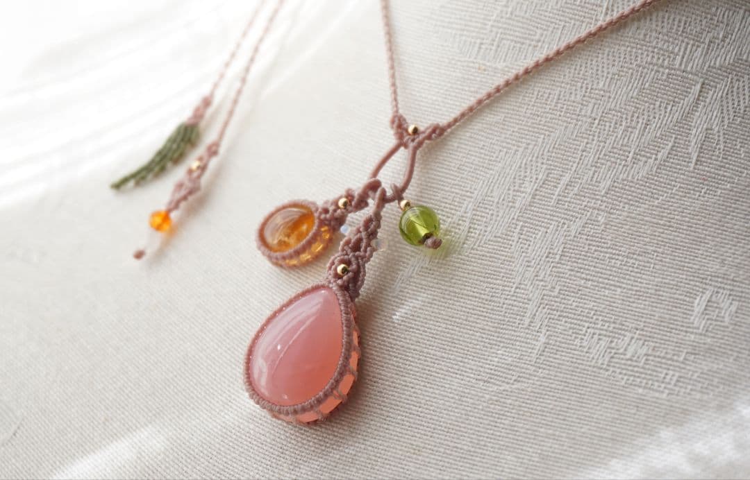 ディープローズクォーツ　シトリン　ペリドット　揺れる　マクラメ　ネックレス