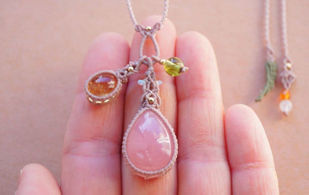 ディープローズクォーツ　シトリン　ペリドット　揺れる　マクラメ　ネックレス