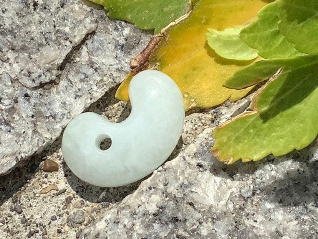 ✳純白氷肌‼️無垢の極上物　糸魚川翡翠勾玉　安価8800円卸し売り‼️ 鑑定鑑別書付