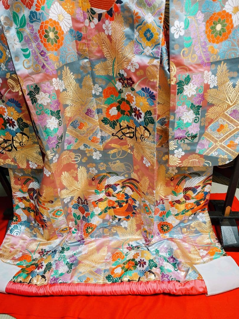 華やかな花柄打掛唐織風