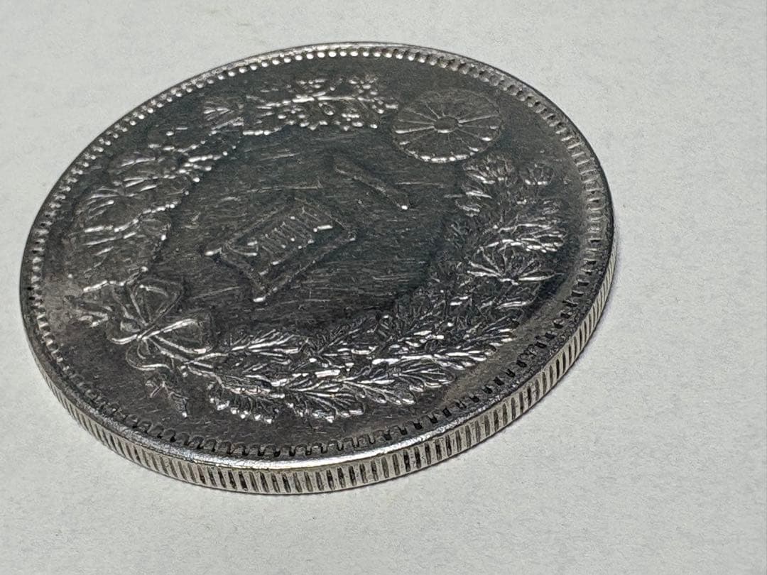 p*n様 【本物保証】　美品　大型　一圓銀貨　明治17年銘　準特年　26.93g
